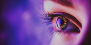 Un oeil dans lequel on peut apercevoir le spectre des couleurs vues en méditation ou autre